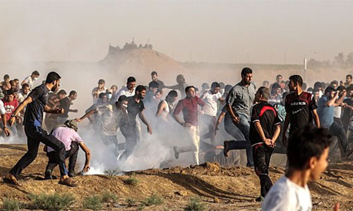 Cientos de palestinos vuelven a protestar en la frontera de Gaza Cientos de palestinos vuelven a protestar en la frontera de Gaza